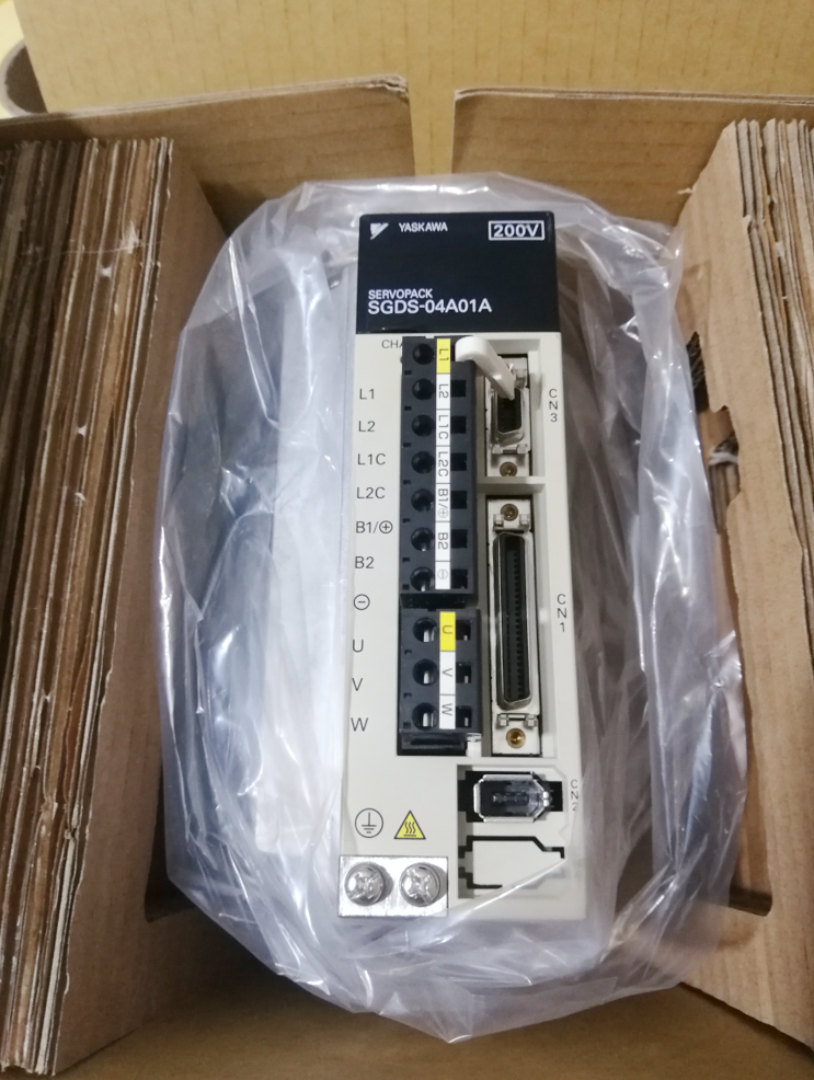 1PC Yaskawa Servo Drive SGDS-04A01A SGDS04A01A New In Box DHL / UPS / FedEx