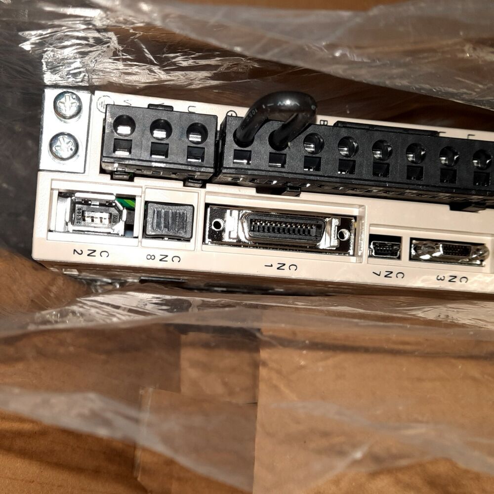1PC New In Box Yaskawa SGDV-2R8A15A Servo Drives Expedited Shipping