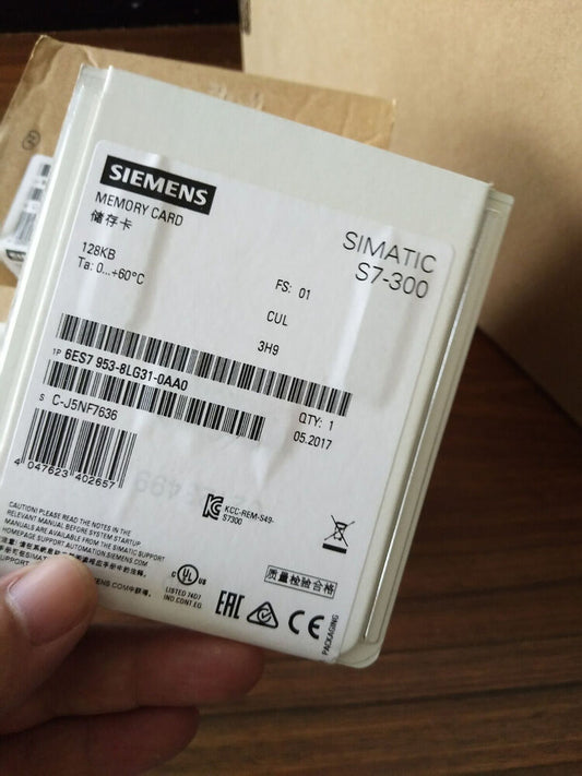 1PC Siemens 6ES7953-8LG31-0AA0 New In Box 6ES79538LG310AA0 Expedited DHL / UPS / FedEx