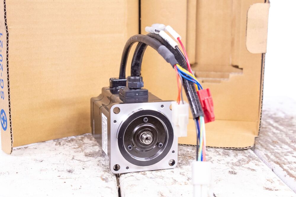 1PC New Yaskawa SGMPH-01A1A-YR22 Servo Motor Expedited Shipping