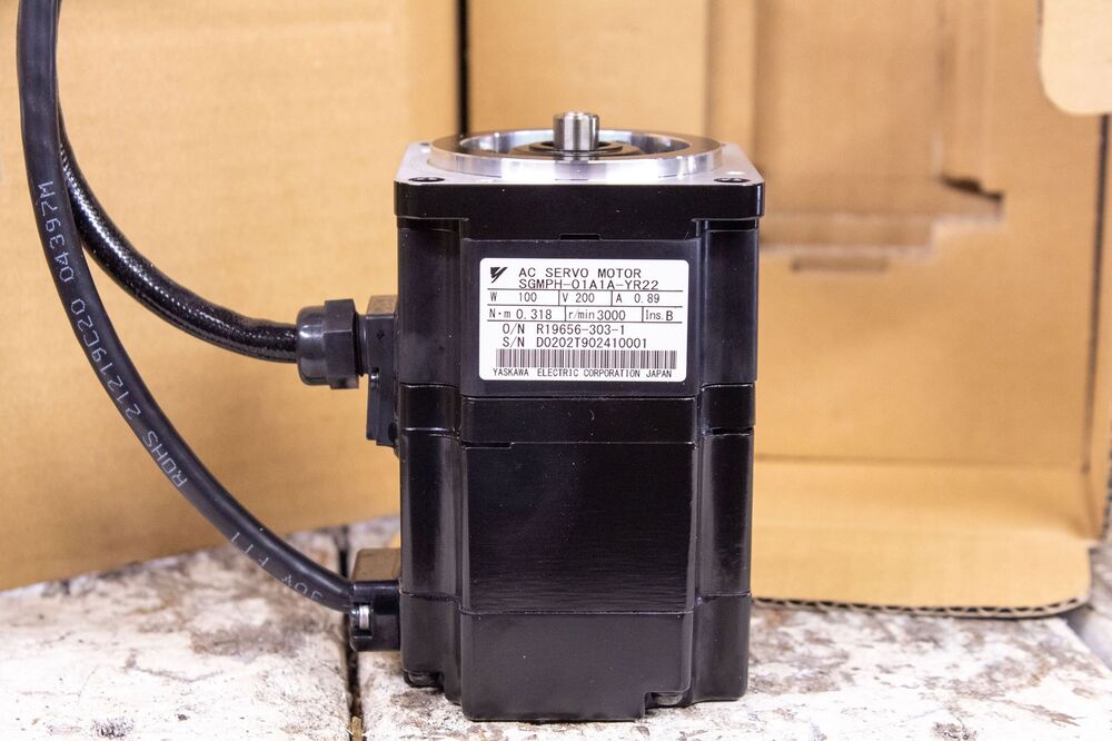 1PC New Yaskawa SGMPH-01A1A-YR22 Servo Motor Expedited Shipping
