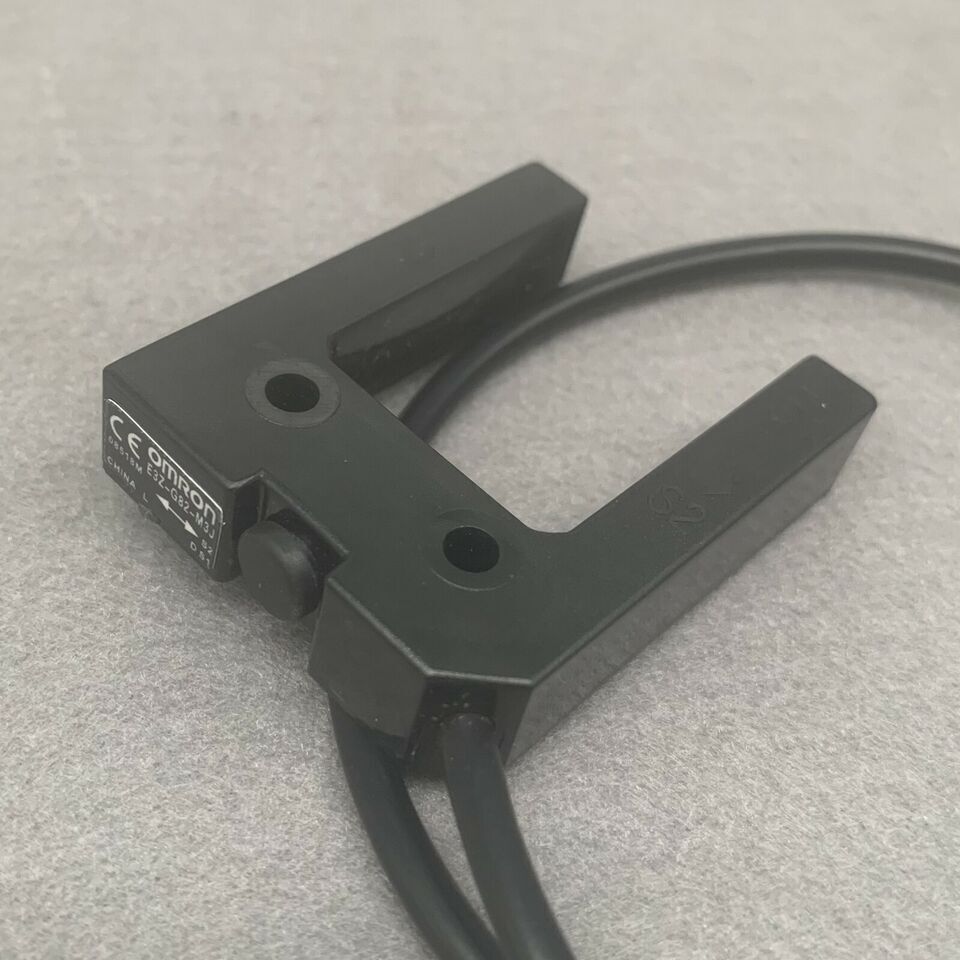 New One Omron E3Z-G82 Photoelectric Switch Sensor E3ZG82 Free Shipping DHL / UPS / FedEx