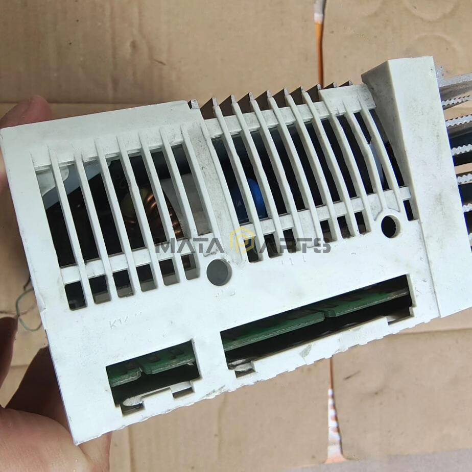 One Used Lenze Inverter E82EV152K2C E82EV152-2C E82EV152_2C