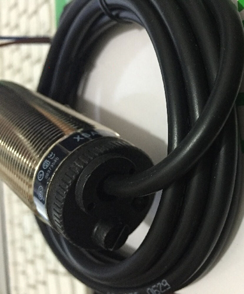 1PC New Schneider XSAV12801 Proximity Switch Speed Sensor Free Shipping DHL / UPS / FedEX