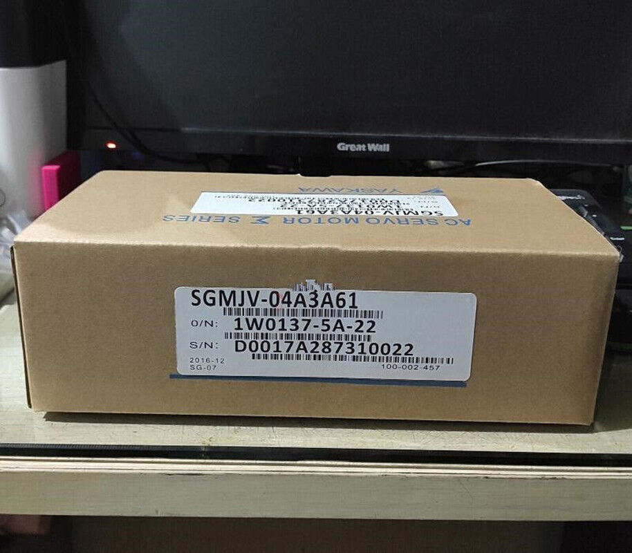 1PC New Yaskawa SGMJV-04A3A61 Servo Motor Expedited Shipping SGMJV04A3A61