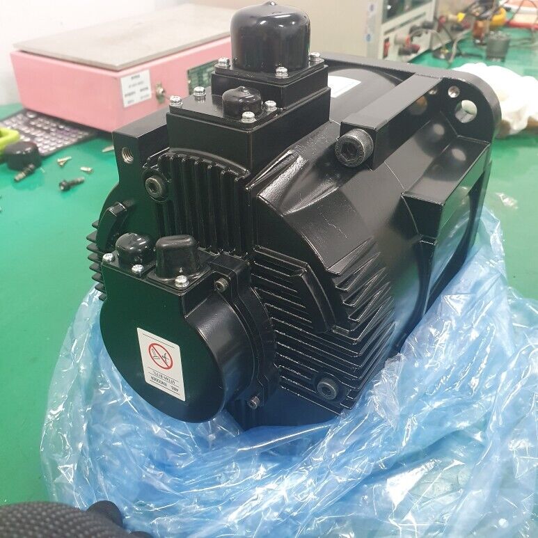 1PC New Yaskawa SGMRV-44ANA-YR22 Servo Motor Expedited Shipping SGMRV44ANAYR22
