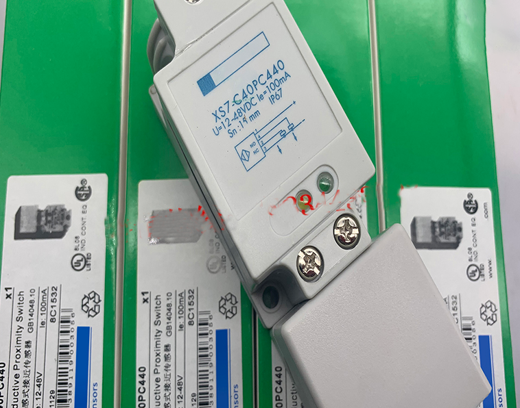 1PCS New Schneider XS7C40PC440 Proximity Switch Sensor Free Shipping DHL / UPS / FedEX