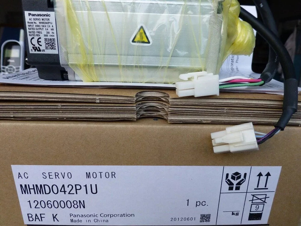 1PC New In Box Panasonic MHMD042P1U Servo Motor Expedited Shipping